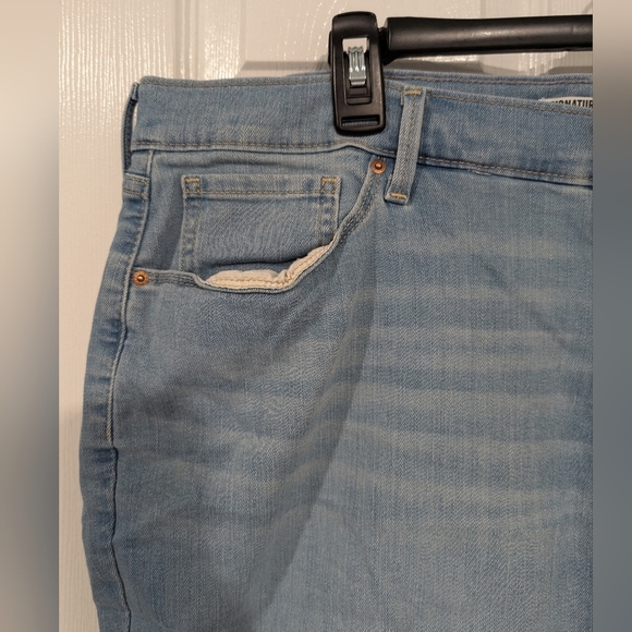 Signature by Levi Strauss Light Wash Denim Bermuda Shorts in Size 22 (W36) - Picture 2 of 12